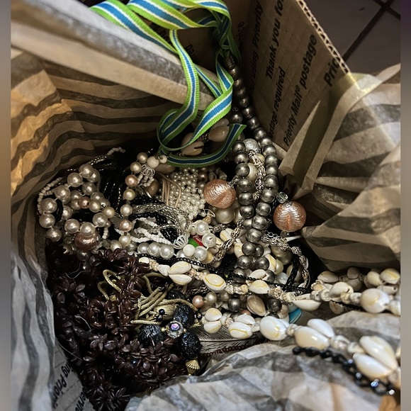 💥VINTAGE💥Jewelry Lot (6) Six Pounds Box - Picture 3 of 11